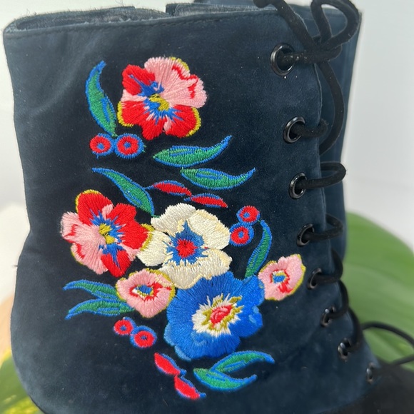 Tory Burch booties with beautiful embroidery size 5 blue - Picture 11 of 11
